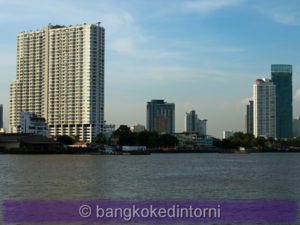 Veduta del lato opposto del fiume Chao Phraya