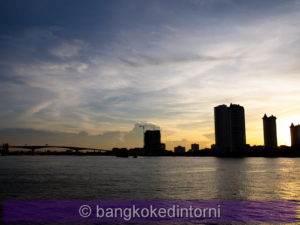 Veduta del lato opposto del fiume Chao Phraya