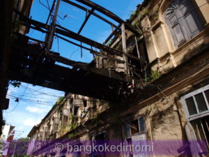 Edifici della vecchia dogana di Bangkok in evidente stato di abbandono