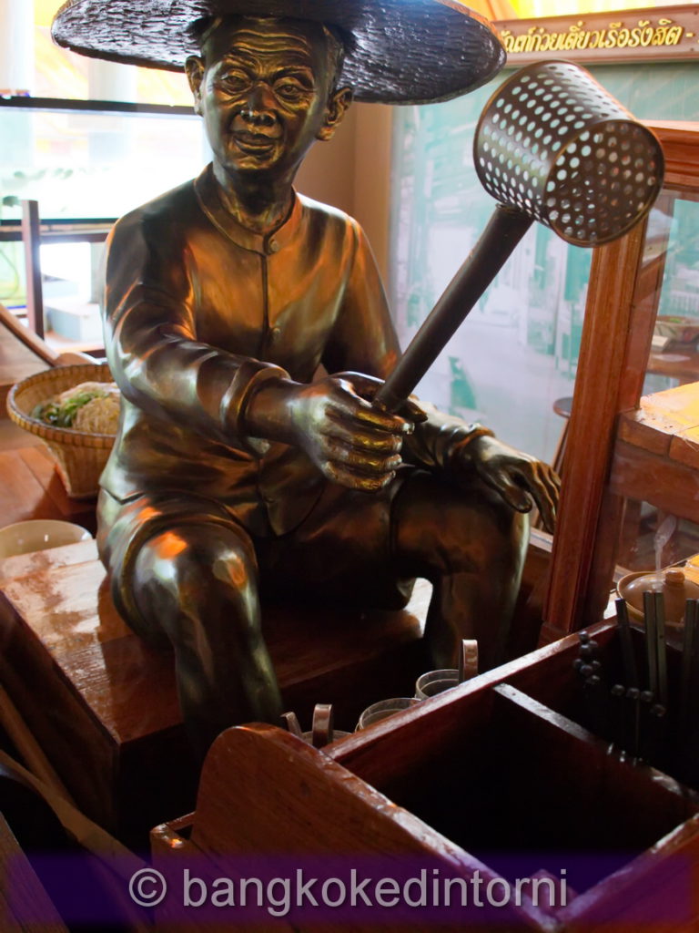 Statua di Ko Hub, celeberrimo venditore di noodles attivo dal 1932 al 1951.